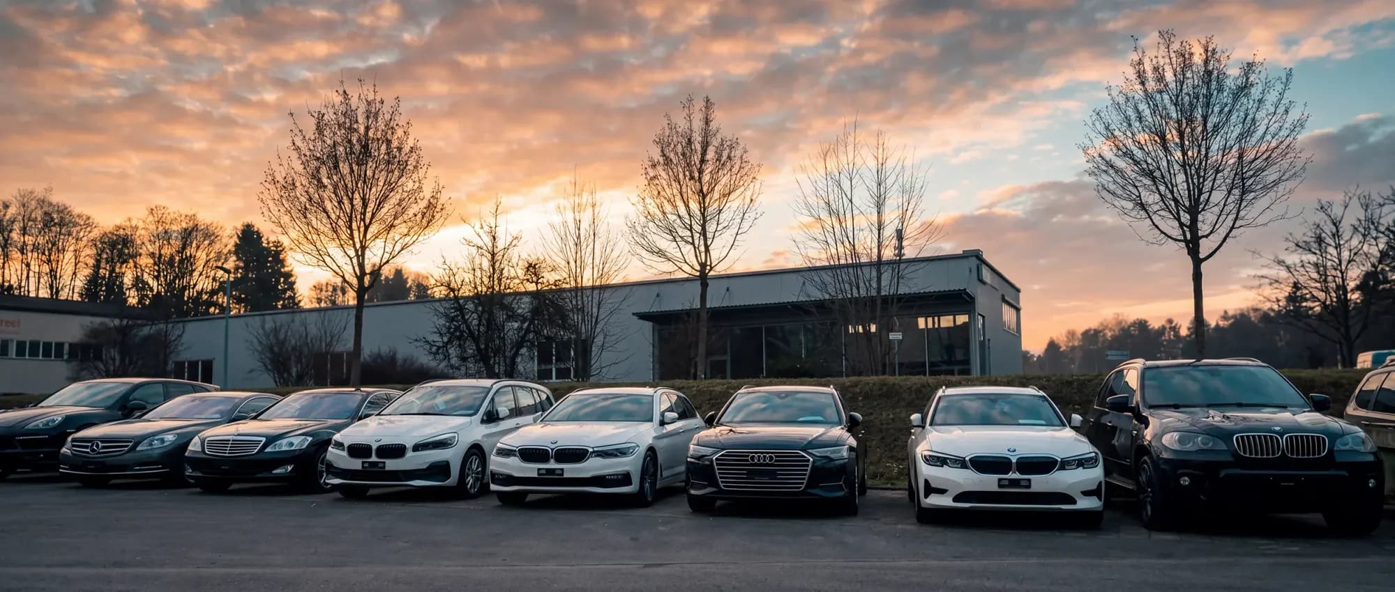 Occasionen von Autowelt RAJPER auf dem Fahrzeughof in Bösingen bei Sonnenuntergang