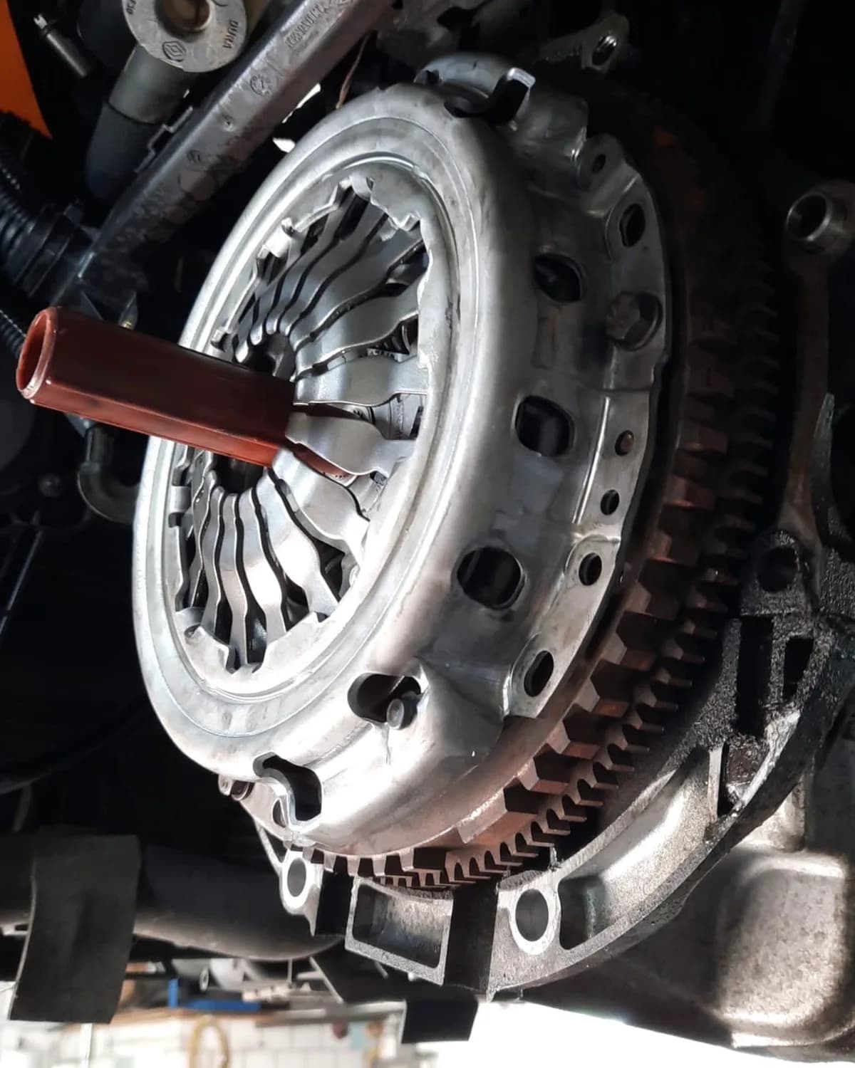 Mécanisme d'embrayage et volant moteur démontés lors d'un remplacement d'embrayage sur un moteur du groupe VW