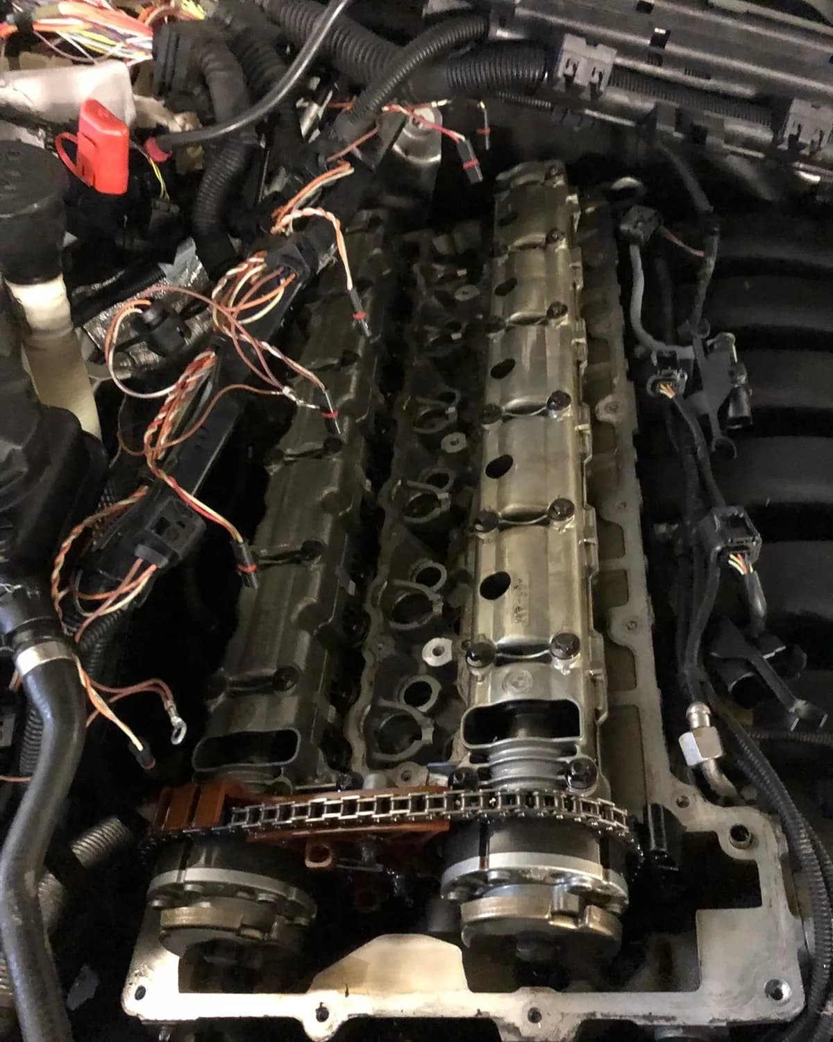 Culasse ouverte d'un moteur six cylindres en ligne lors d'une révision moteur