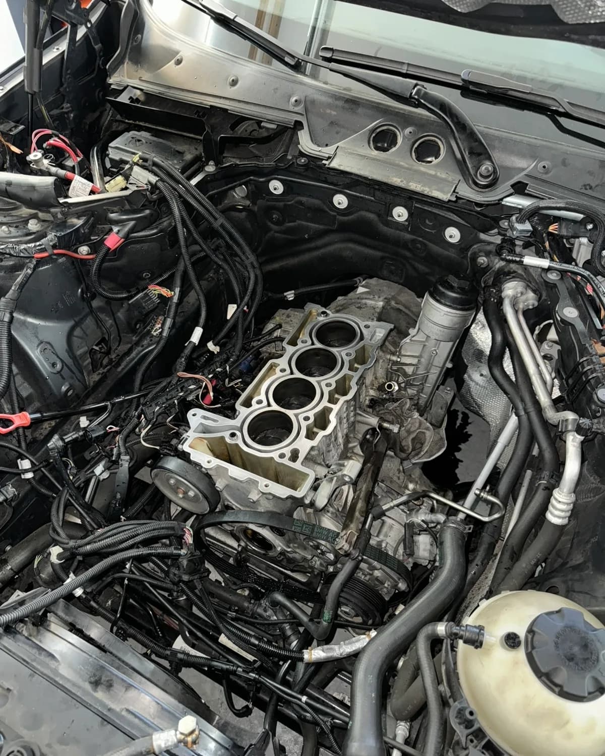 Bloc moteur d'un quatre cylindres en ligne avec cylindres apparents lors d'une rénovation