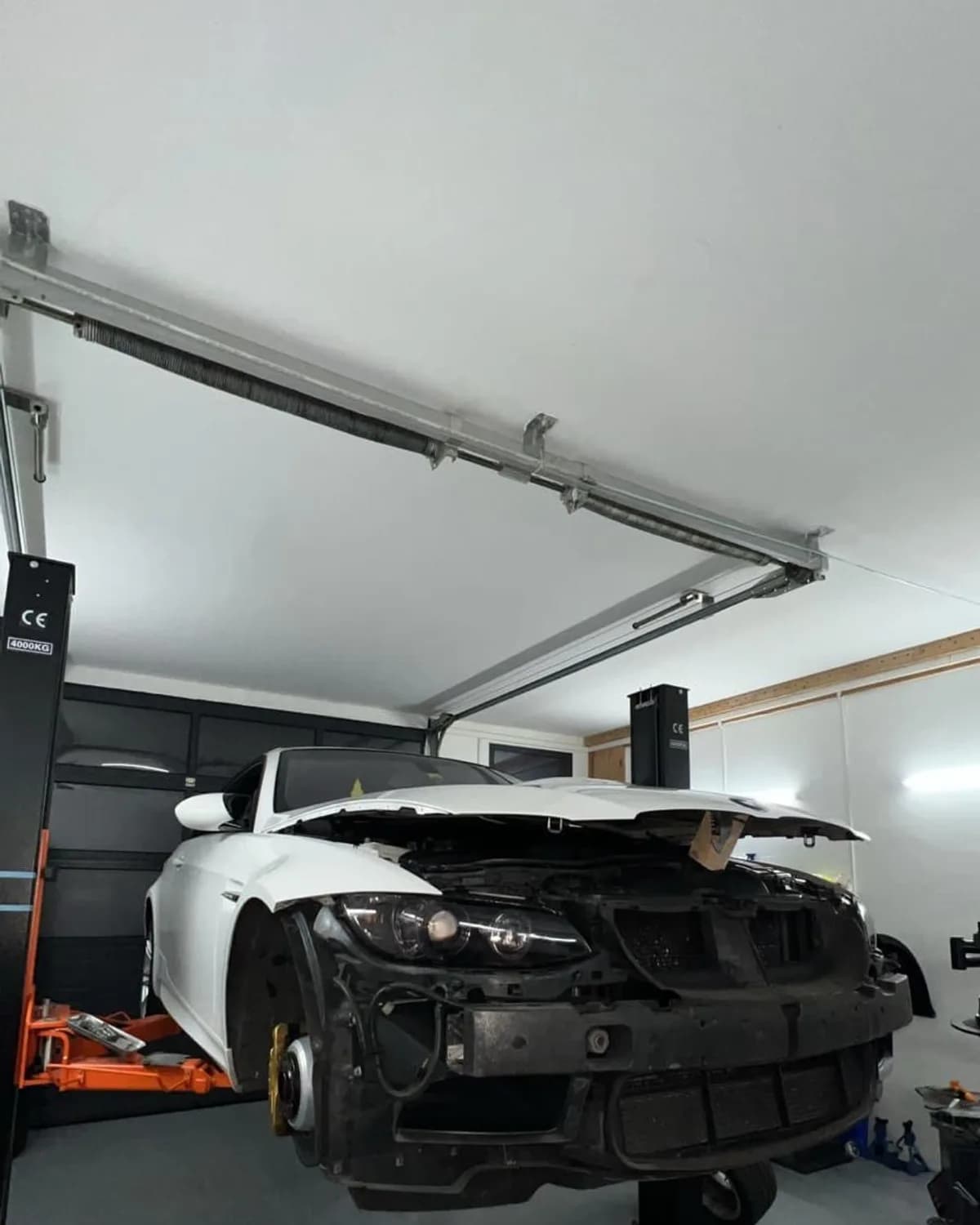 BMW M3 Coupé sur le pont élévateur de l'atelier Autowelt RAJPER à Bösingen