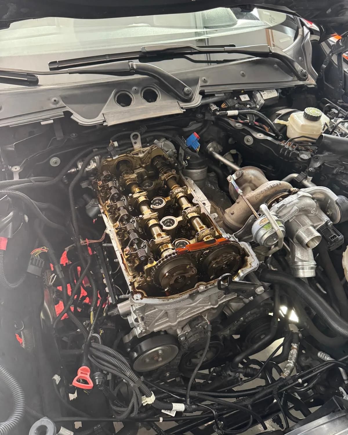 Culasse avec turbocompresseur monté lors de la remise en état d'un moteur turbo essence