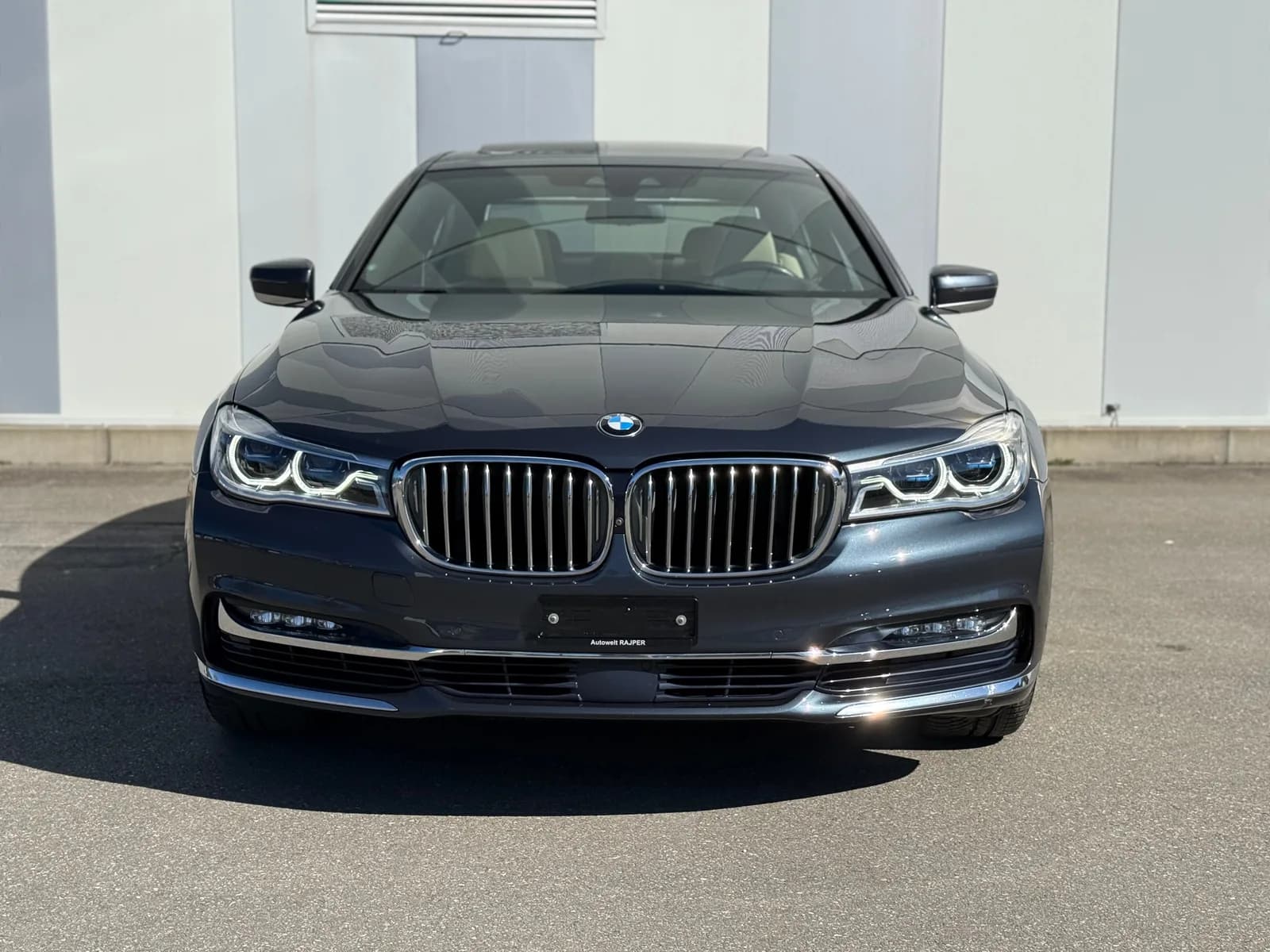 BMW 750i xDrive Steptronic 2016 thumbnail 2