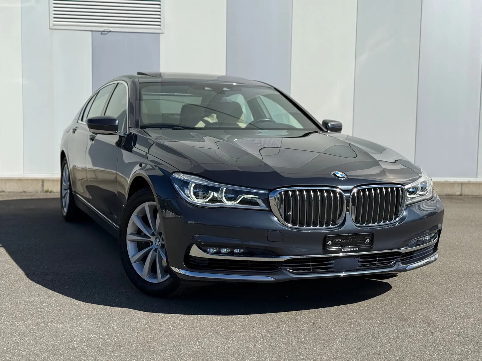 BMW 750i xDrive Steptronic 2016 thumbnail 3