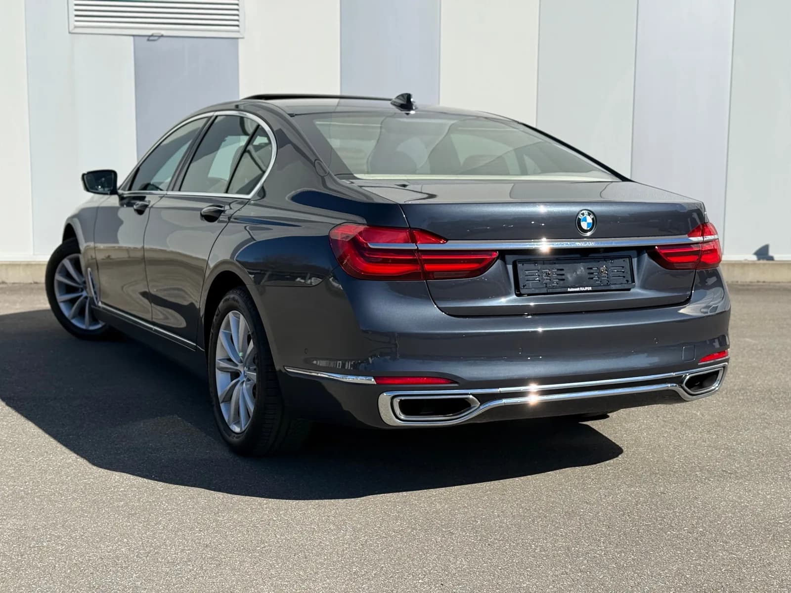 BMW 750i xDrive Steptronic 2016 thumbnail 4