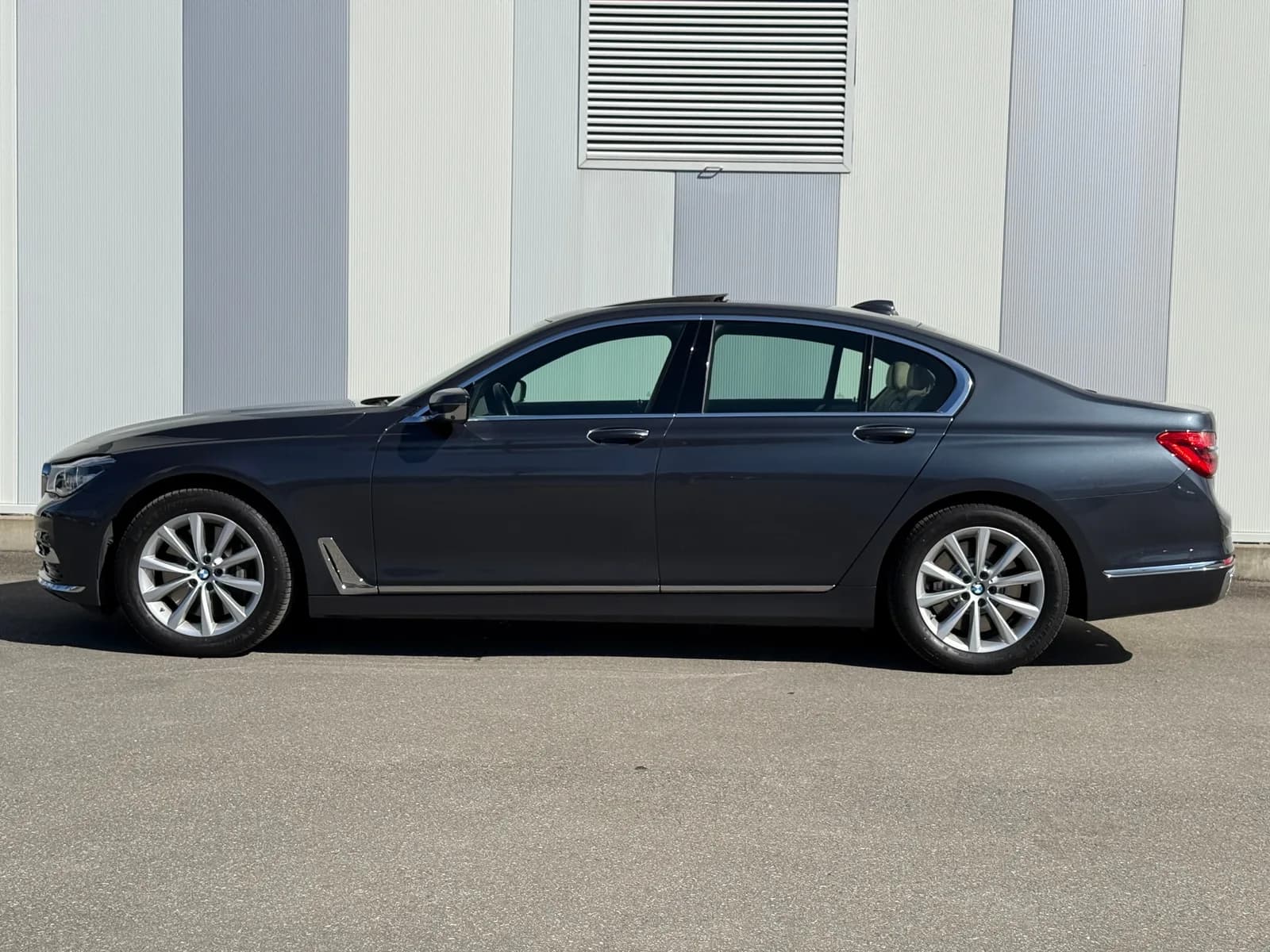 BMW 750i xDrive Steptronic 2016 thumbnail 8