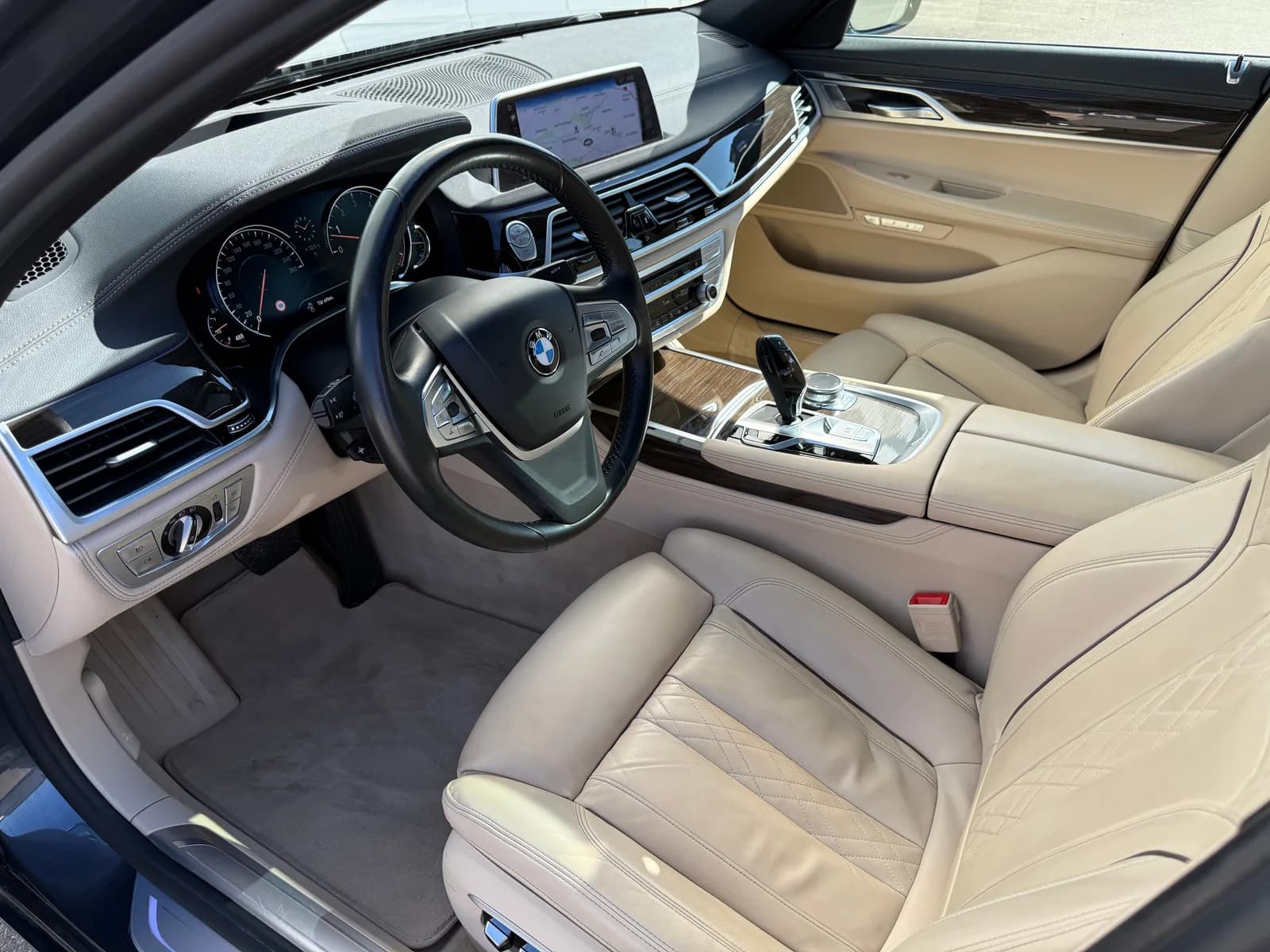 BMW 750i xDrive Steptronic 2016 thumbnail 9