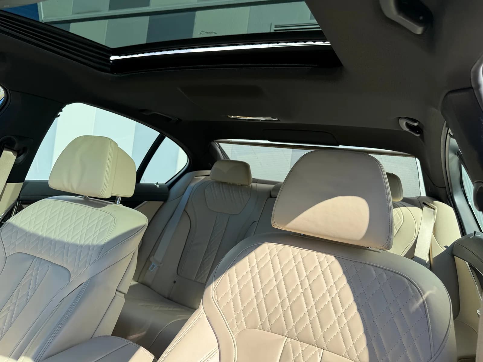 BMW 750i xDrive Steptronic 2016 thumbnail 15