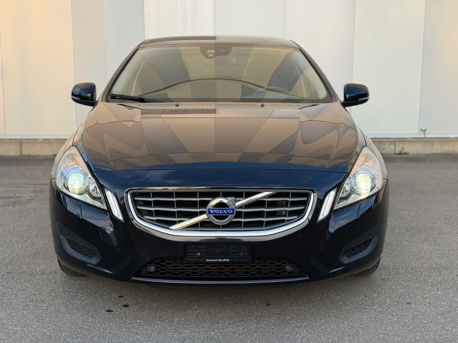 Volvo V60 T3 2011 thumbnail 2