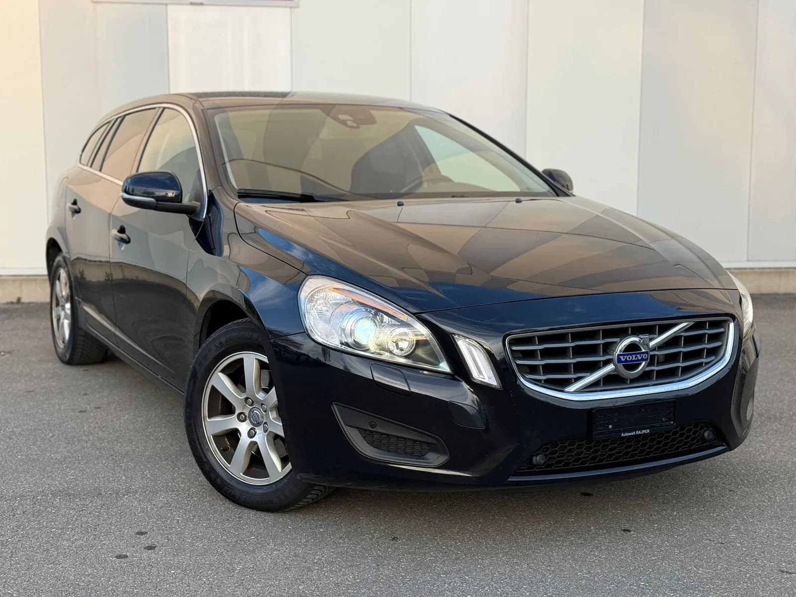 Volvo V60 T3 2011 thumbnail 3
