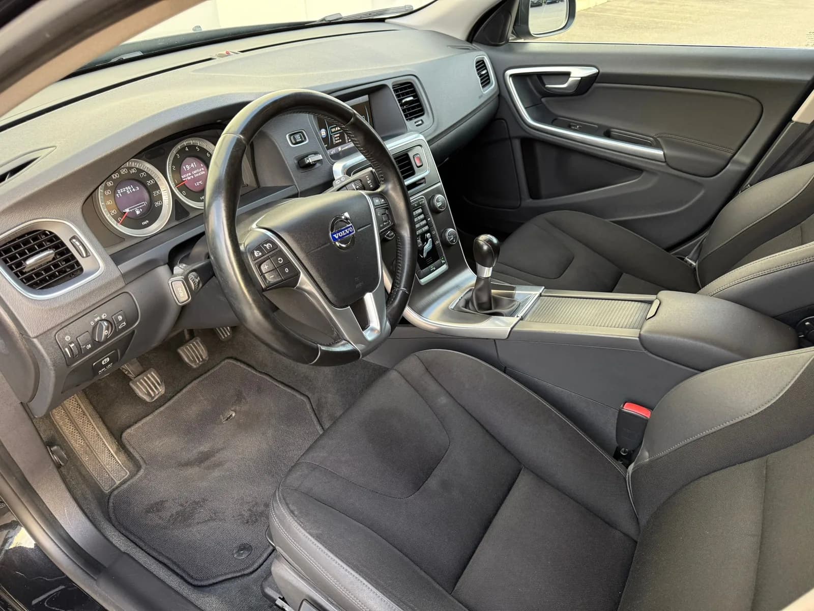 Volvo V60 T3 2011 thumbnail 9