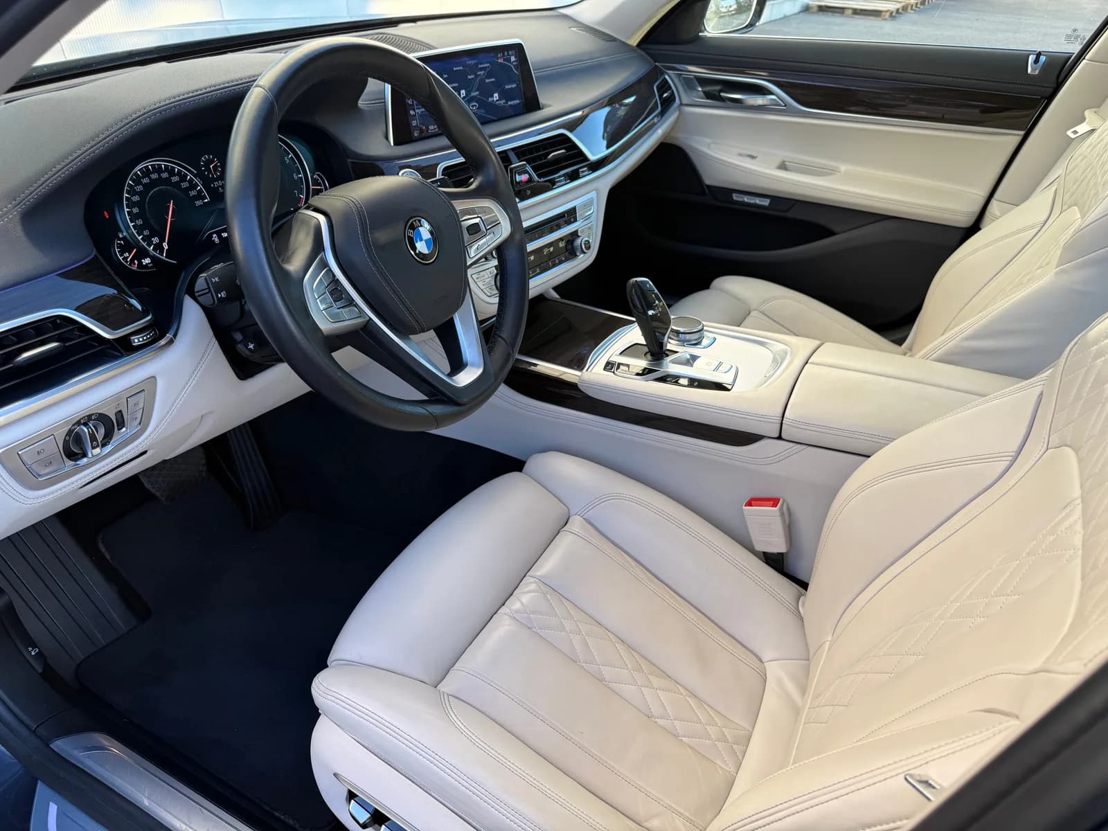 BMW 750i xDrive Steptronic 2016 thumbnail 9