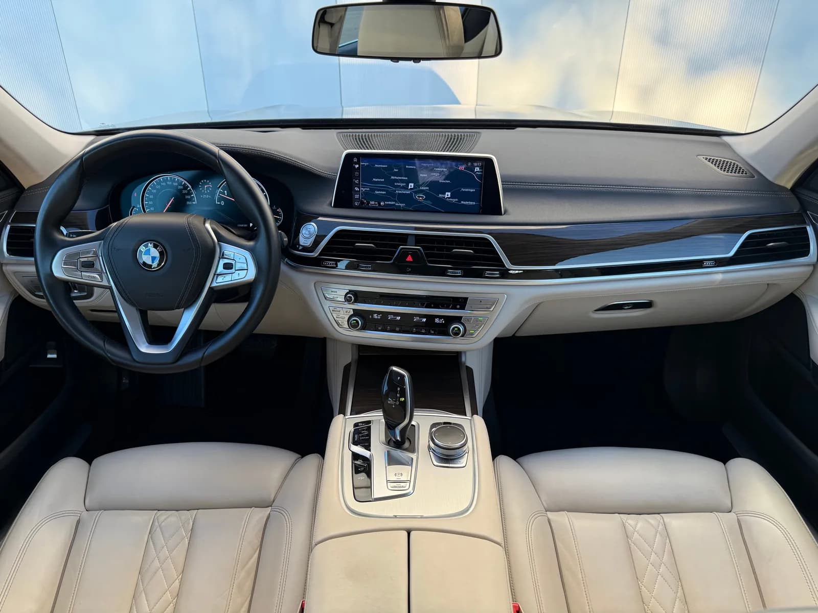 BMW 750i xDrive Steptronic 2016 thumbnail 10