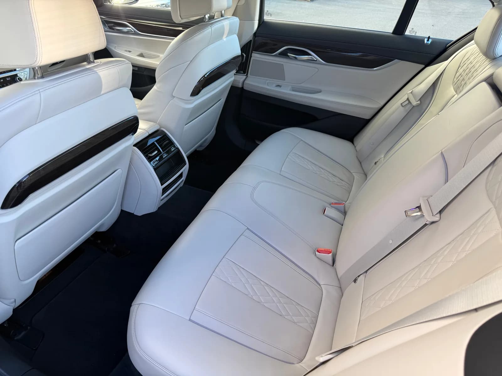 BMW 750i xDrive Steptronic 2016 thumbnail 12
